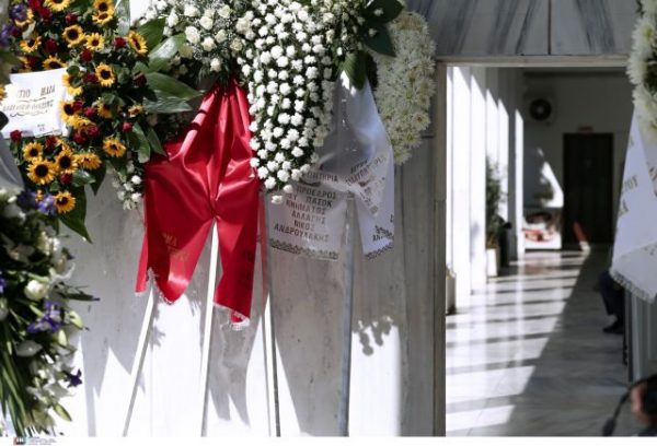 Ηλίας Νικολακόπουλος: Αυτή την ώρα το τελευταίο αντίο