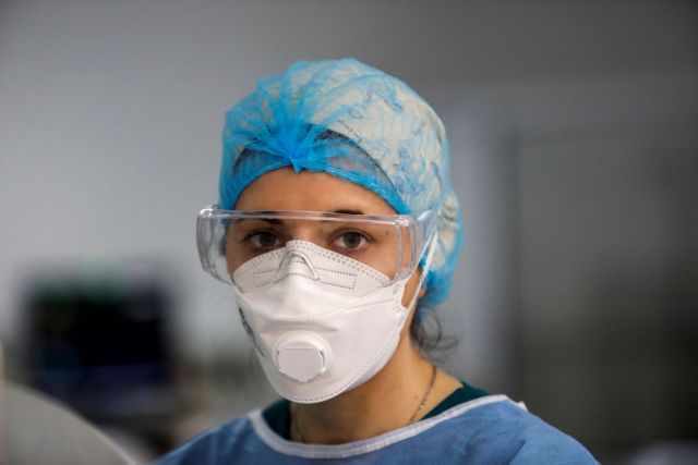 Κορονοιός: Ο εφιάλτης επιστρέφει στα νοσοκομεία – Δεκάδες διακομιδές ασθενών και άνθρωποι να περιμένουν στα ράντζα