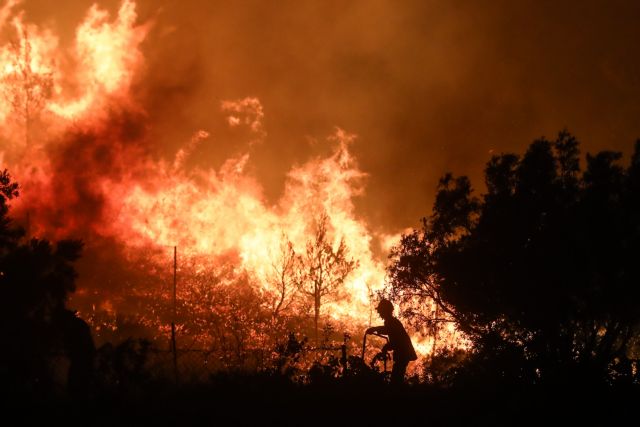 Φωτιά στην Πεντέλη: Η φωτιά κλείνει δρόμους διαφυγής των κατοίκων 