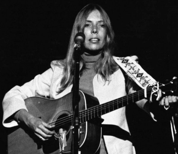 Οι χίπικες σπηλιές στα Μάταλα που φιλοξένησαν την Τζόνι Μίτσελ και τον έρωτά της με τον Κάρεϊ