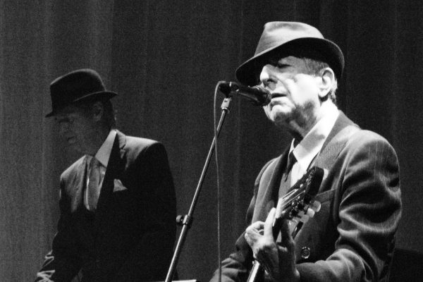 «Περισσότερο από ένα τραγούδι, ένας παγκόσμιος ύμνος»: η διαχρονική δύναμη του Hallelujah του Leonard Cohen