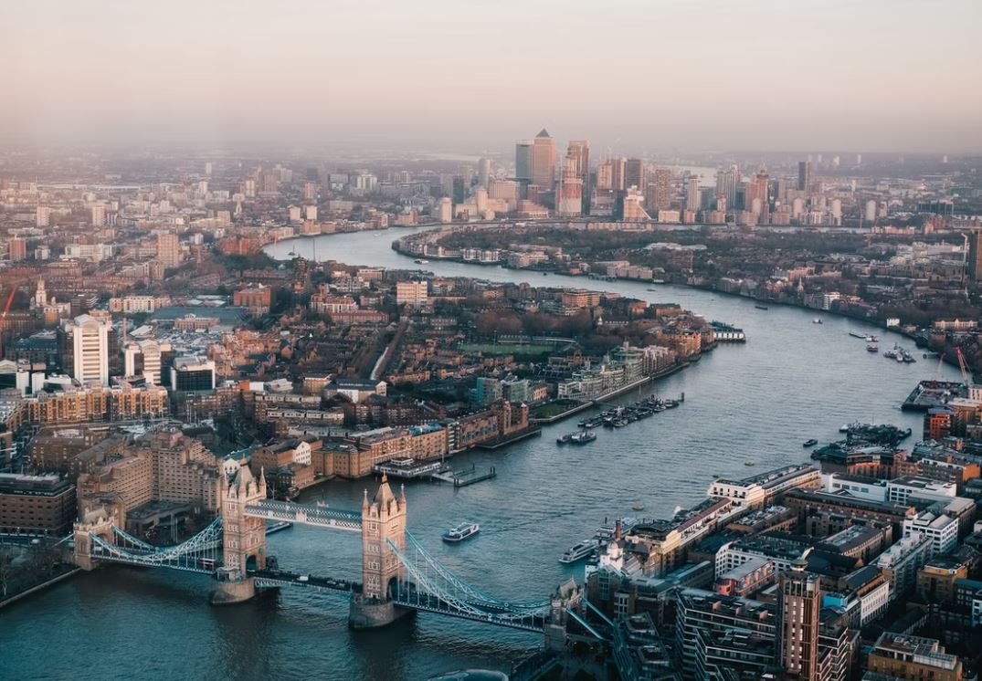 Λονδίνο: Η πόλη όπου τα σπίτια γίνονται… «παγόβουνα»