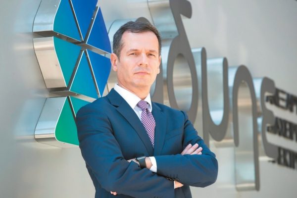 Μανουσάκης στο Economist: Χρειαζόμαστε πυκνά δίκτυα για να πετύχουμε την ενεργειακή μετάβαση