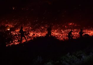 Φωτιά στην Πεντέλη: Αντιμέτωπη με τις φλόγες δημοσιογράφος του MEGA – «Δυσκολεύομαι να αναπνεύσω»