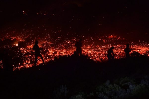 Φωτιά στην Πεντέλη: Αντιμέτωπη με τις φλόγες δημοσιογράφος του MEGA – «Δυσκολεύομαι να αναπνεύσω»