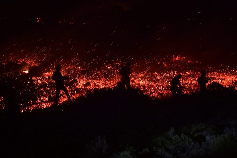 Φωτιά στην Πεντέλη: Αντιμέτωπη με τις φλόγες δημοσιογράφος του MEGA – «Δυσκολεύομαι να αναπνεύσω»
