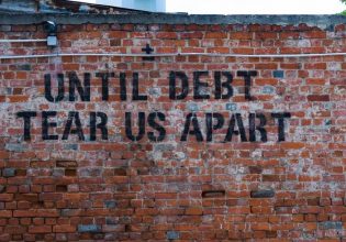 Από την Ιταλία έως τη Σρι Λάνκα, μια… πολιτική κρίση «δρόμος»