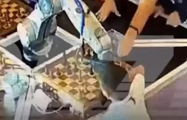 Ρομπότ σπάει το δάχτυλο 7χρονου αγοριού για να μη… χάσει αγώνα σκάκι