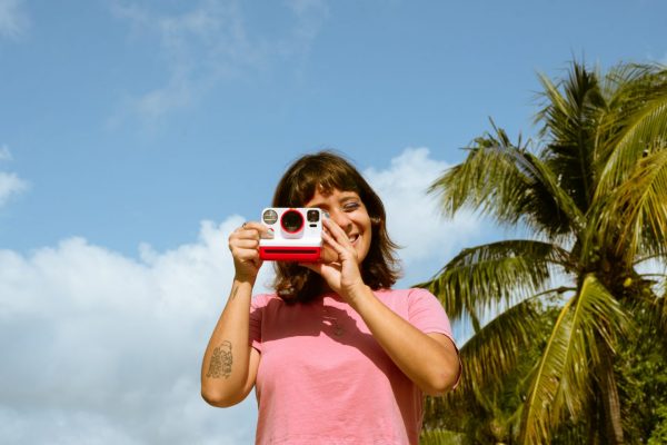 5+1 λόγοι που αξίζει να πάρεις μαζί σου στις διακοπές μια Polaroid