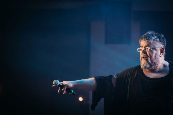 Απασφάλισε… μελωδικά ο Κραουνάκης: Το οργισμένο τραγούδι που έγραψε για τον Λιγνάδη [βίντεο]