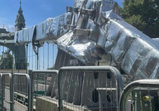 Bρετανία: Οι Αρχές τύλιξαν με αλουμινόχαρτο μεγάλη γέφυρα λόγω του καύσωνα