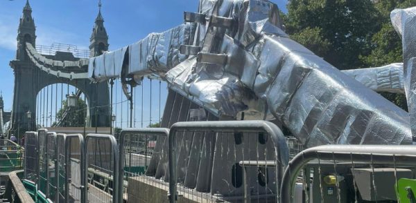 Bρετανία: Οι Αρχές τύλιξαν με αλουμινόχαρτο μεγάλη γέφυρα λόγω του καύσωνα