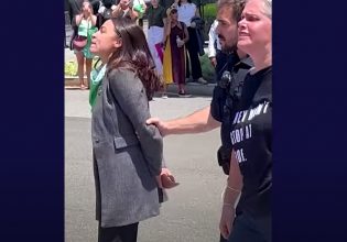ΗΠΑ: Σάλος με την Αλεξάντρια Οκάσιο Κορτέζ που φαίνεται να προσποιείται πως φορά χειροπέδες – Δείτε το βίντεο