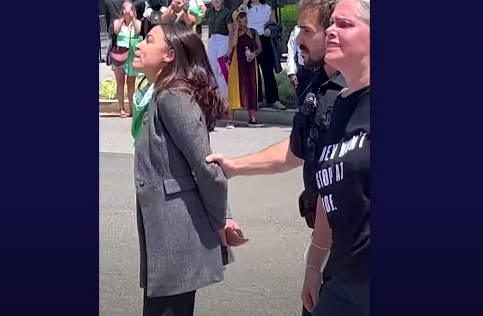 ΗΠΑ: Σάλος με την Αλεξάντρια Οκάσιο Κορτέζ που φαίνεται να προσποιείται πως φορά χειροπέδες - Δείτε το βίντεο