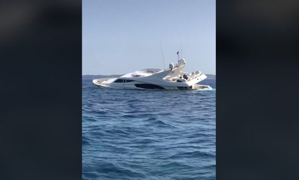 Παξοί: Το σκάφος τους βυθιζόταν και εκείνοι πόζαραν στον φακό