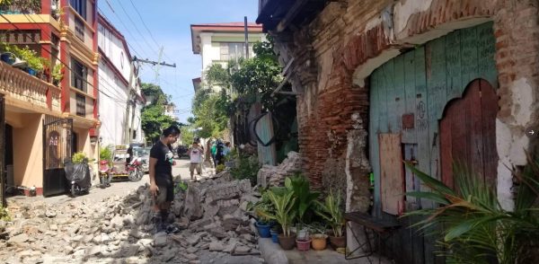 Φιλιππίνες: Εκατοντάδες μετασεισμοί ανάγκασαν τους κατοίκους να κοιμηθούν έξω