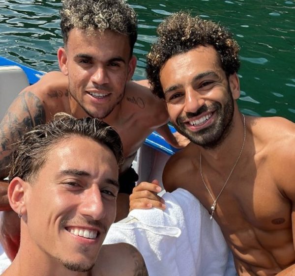 Μπάνια μαζί με Σαλάχ και Λουίζ Ντιας κάνει ο Κώστας Τσιμίκας – Εικόνα