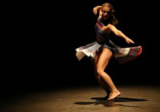 Μια παράσταση αφιερωμένη στον μεγάλο Έλληνα συνθέτη, Βαγγέλη Παπαθανασίου