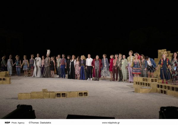 Με λαμπερές παρουσίες η πρεμιέρα της Μήδειας στην Επίδαυρο – Δείτε εικόνες