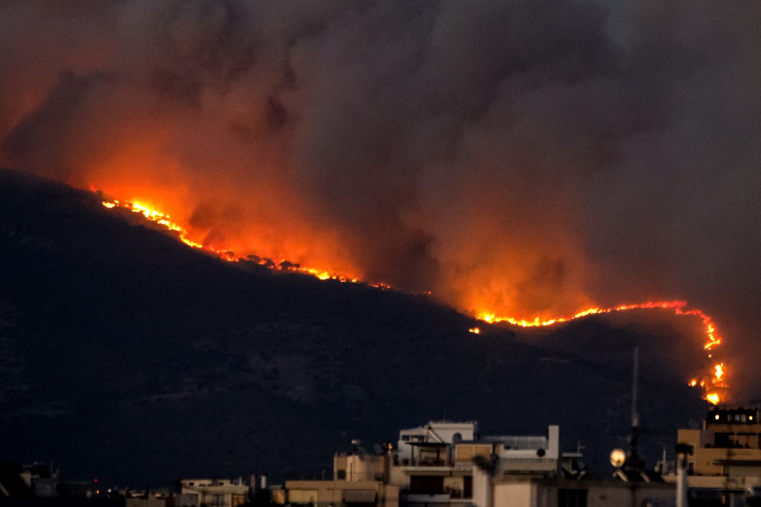 Δήμαρχος Ραφήνας: Η φωτιά εξαπλώνεται σαν χταπόδι και πολλαπλασιάζονται τα μέτωπα
