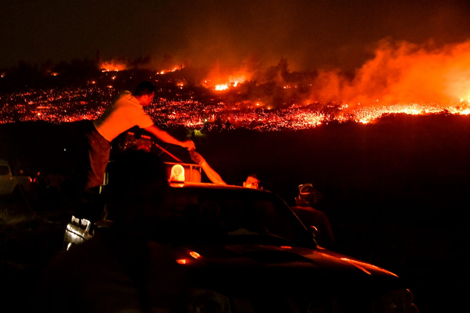 Φωτιά στην Πεντέλη: Η Αττική ξαναζεί τον εφιάλτη - Δραματική νύχτα για χιλιάδες κατοίκους