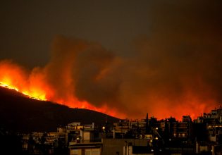 Φωτιά στην Πεντέλη: Πάνω από 400 πυροσβέστες στα πύρινα μέτωπα