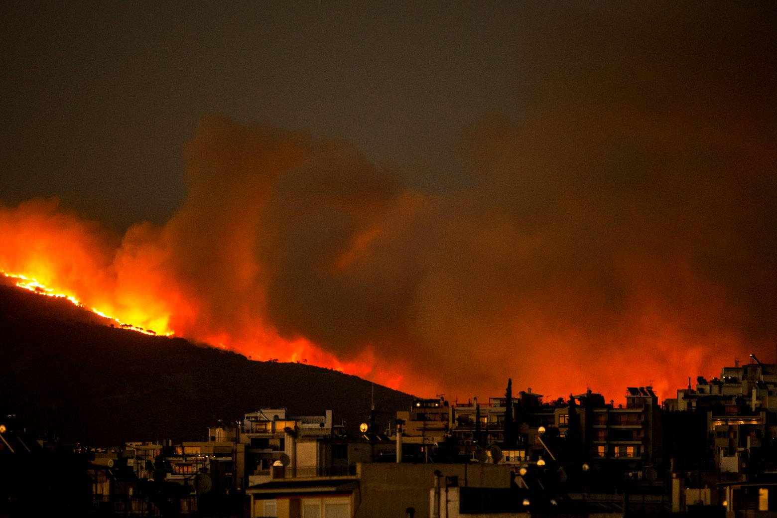 Φωτιά στην Πεντέλη: Πάνω από 400 πυροσβέστες στα πύρινα μέτωπα