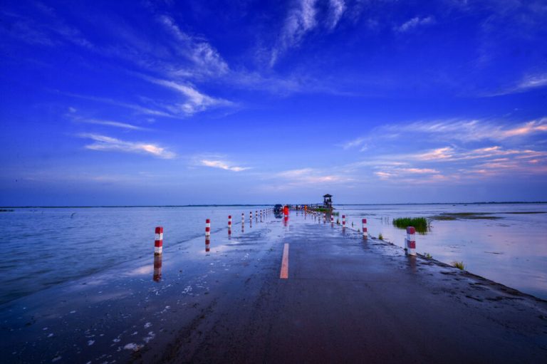 Κίνα: Ο μαγευτικός δρόμος Yongwu όπου νομίζεις ότι οδηγείς στο νερό