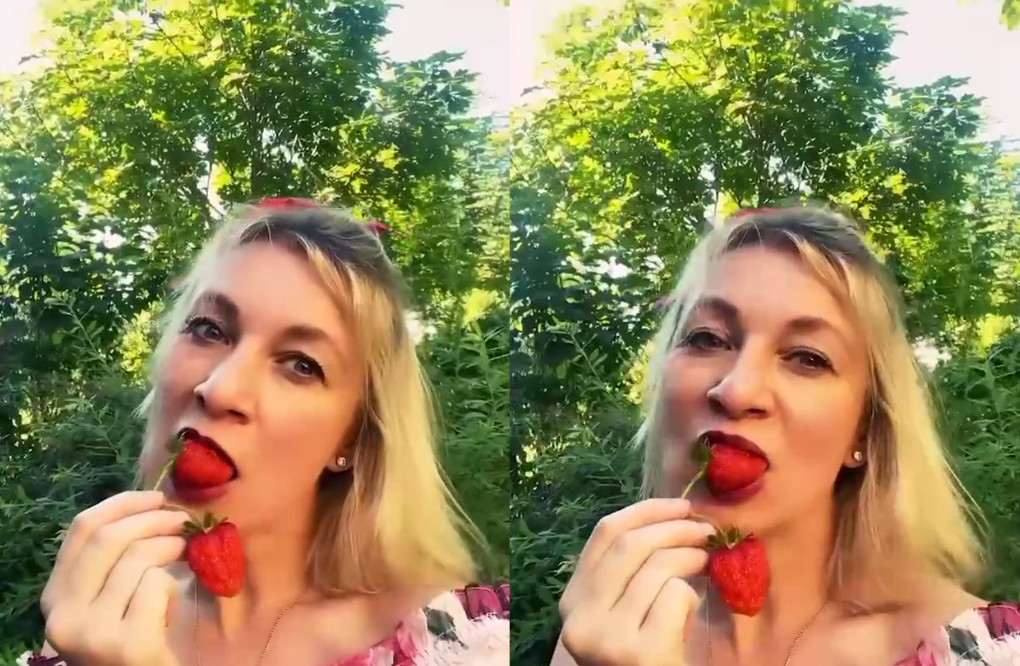 Ζαχάροβα: Τρώει προκλητικά φράουλες από τον κήπο της