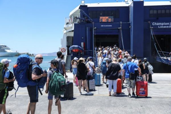 Ο κοροναϊός πάει… διακοπές στα νησιά – Ποια βρίσκονται στο «κόκκινο»