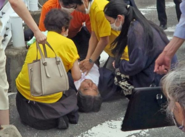 Ιαπωνία:  Σε κρίσιμη κατάσταση ο πρώην πρωθυπουργός – Αυτός είναι ο δράστης της δολοφονικής επίθεσης