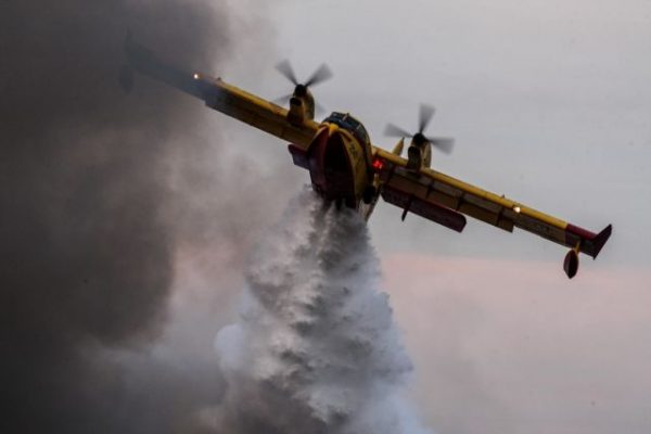 Φωτιά: Καναντέρ στις Σέρρες αδειάζει το νερό… πάνω στους πυροσβέστες