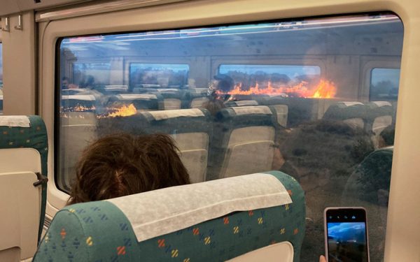 Ισπανία: Τρένο σταμάτησε εν μέσω πυρκαγιάς – Έντρομοι οι επιβάτες
