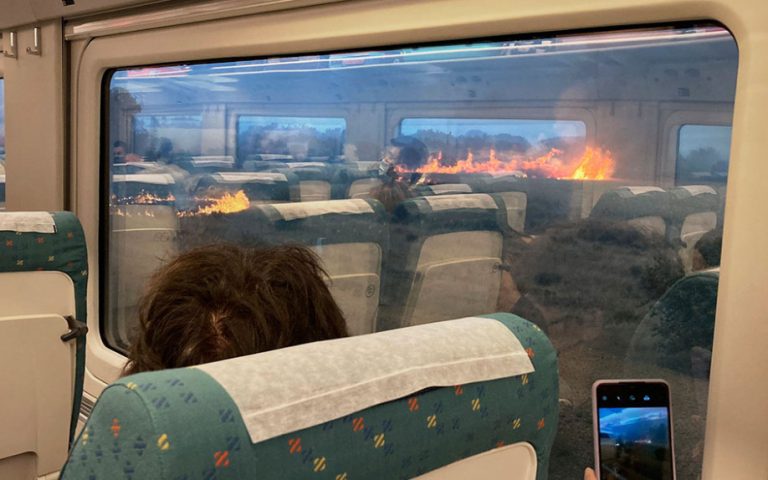 Ισπανία: Τρένο σταμάτησε εν μέσω πυρκαγιάς – Έντρομοι οι επιβάτες