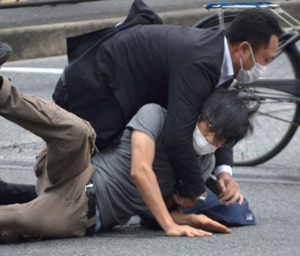 Ιαπωνία: Παγκόσμιο σοκ από τη δολοφονική επίθεση στον ιάπωνα πρώην πρωθυπουργό