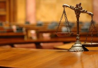 Ανοιξε μέτωπο Θεοδωρικάκου – Δικαστικών για την απελευθέρωση κρατουμένων