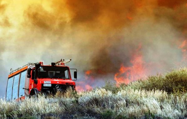 Φωτιά στην Ηλεία: Έφτασαν στα σπίτια οι φλόγες – Τραυματίστηκαν τρεις πυροσβέστες