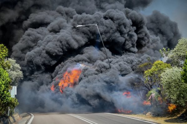 Φωτιά στην Ηλεία: Καίγονται σπίτια – Εκκενώνονται χωριά