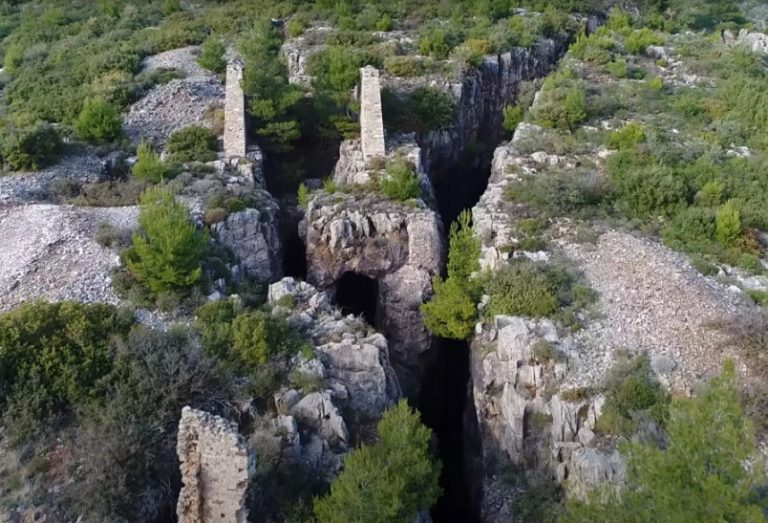 Tο επικίνδυνο βουνό της Αττικής με τα απύθμενα χάσματα