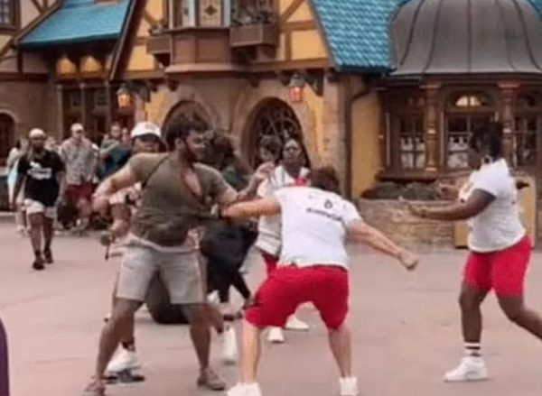 ΗΠΑ: Απίστευτο ξύλο στη Disney για… μια θέση στην ουρά