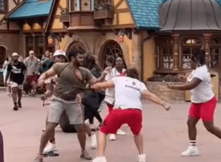 ΗΠΑ: Απίστευτο ξύλο στη Disney για… μια θέση στην ουρά