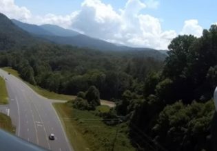 ΗΠΑ: Εντυπωσιακή προσγείωση αεροσκάφους σε αυτοκινητόδρομο