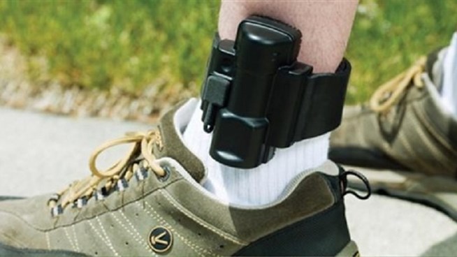 Χονγκ Κονγκ: Ηλεκτρονικά βραχιολάκια θα φορούν οι πολίτες που είναι θετικοί στον κοροναϊό