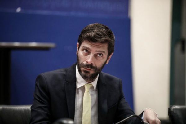 Νικόλας Γιατρομανωλάκης κατά «Μακελειού» για πρωτοσέλιδο που εξισώνει ομοφυλοφιλία και παιδεραστία