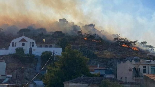 Φωτιά στη Σαλαμίνα: Μηνύματα από το 112 για την απομάκρυνση των κατοίκων