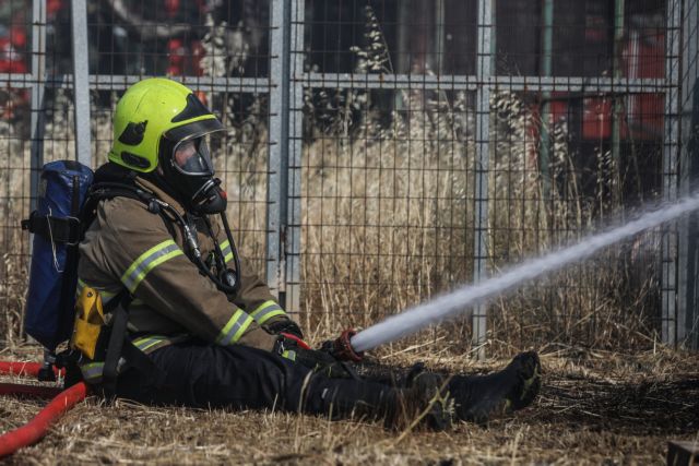 Φωτιά σε Κόρινθο και Άραξο: Πυροσβεστικές δυνάμεις σπεύδουν στις νέες εστίες