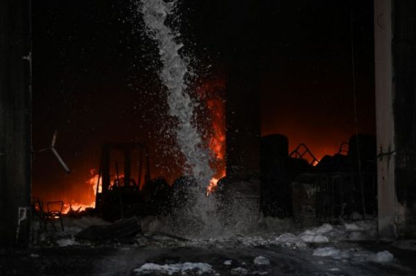 Φωτιά στον Ασπρόπυργο: Συγκλονιστικές εικόνες από το εργοστάσιο όπου ξέσπασε πυρκαγιά