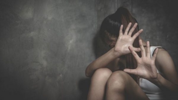 Σοκ: 13χρονη παρενοχλήθηκε σεξουαλικά από τον 53χρονο πατριό φίλης της