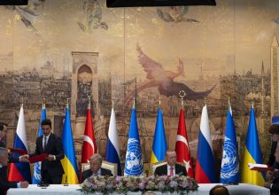 Συμφωνία για τα σιτηρά: Δεν κάθισαν στο ίδιο τραπέζι Ουκρανός-Ρώσος, άλλαξαν θέση τις σημαίες