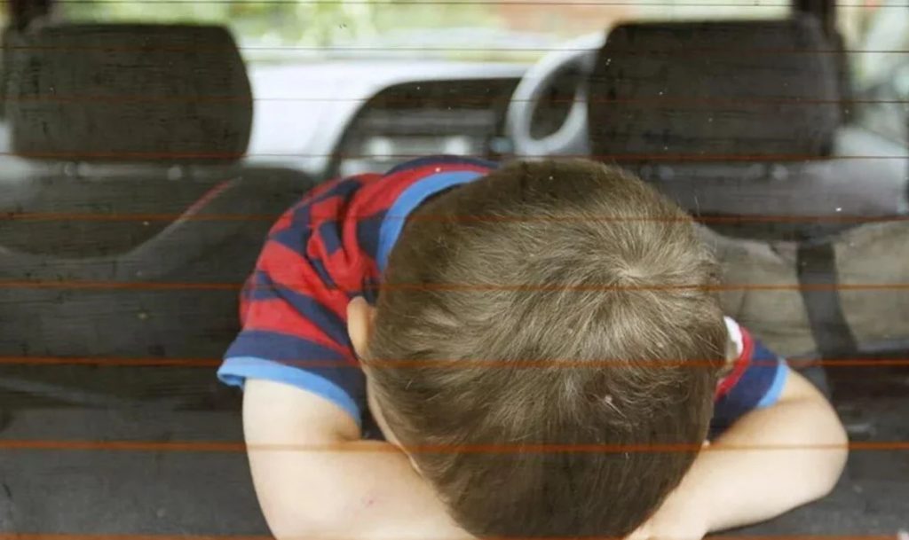 Σέρρες: Δικογραφία για τους γονείς που παράτησαν τα παιδιά στο αυτοκίνητο και πήγαν για σουβλάκια